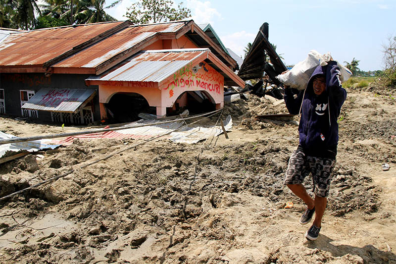 A man walks on an badly-affected area after eartquake at Sigi sub-district in Palu, Sulawesi, Indonesia, October 2, 2018. Photo: Reuters