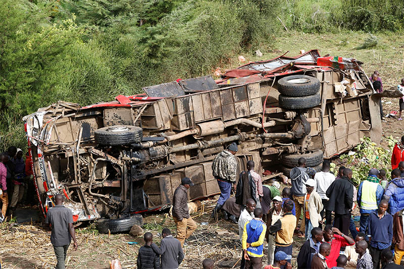Residents look at the wreckage of a bus that crashed, near Fort Ternan along the Londiani-Muhoroni road in Kericho county, Kenya October 10, 2018. Photo: Reuters