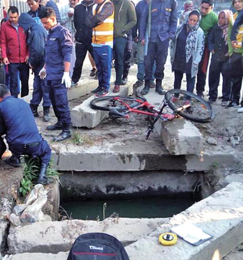 An uncovered manhole in which cyclist Shyam Sundar Shrestha of Chagal fell and died on Friday night, in Kirtipur, Kathmandu, on Saturday. Photo: THT