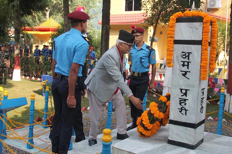 Province 3 Chief Minister Dormani Poudel garlanding a monument built to pay tribute to deceased policemen on the occasion of 63rd Police Day, in Hetauda, on Thursday, October 11, 2018. Photo: THT
