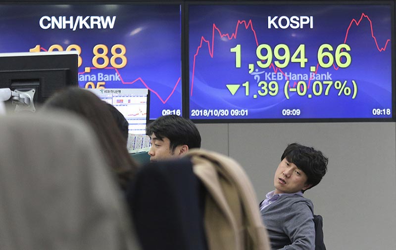 A currency trader works at the foreign exchange dealing room of the KEB Hana Bank headquarters in Seoul, South Korea, Tuesday, Oct. 30, 2018. Asian shares were mostly higher on Tuesday as traders took the weaker yuan as a sign that Chinese exports can remain competitive even if a trade dispute with Washington heats up. (AP Photo/Ahn Young-joon)