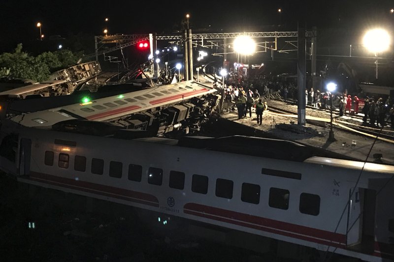 Rescue workers gather at the site of a train derailment in Yilan county northeastern Taiwan on Sunday, Oct. 21, 2018. Photo: AP