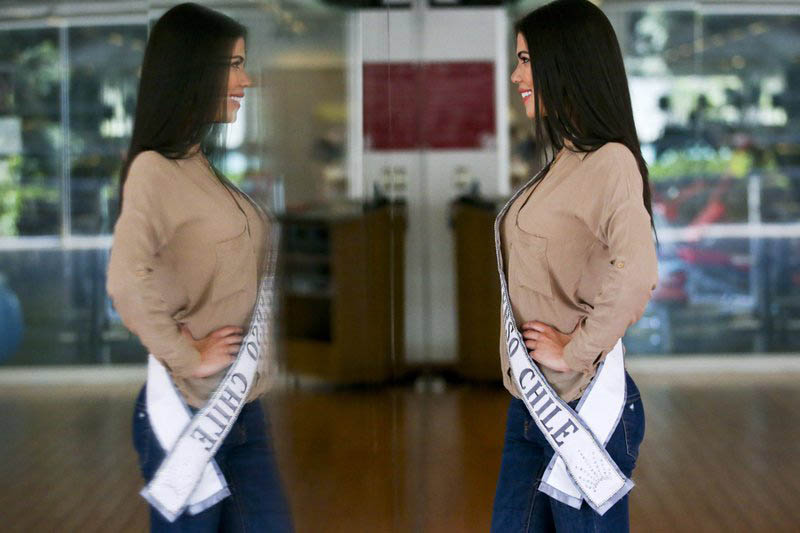 Andrea Diaz, Miss Chile, poses in front of a mirror after a runway class. Photo: AP