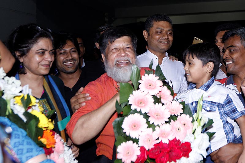 Shahidul Alam, a Bangladeshi photographer and activist, smiles after he was released from Dhaka Central Jail in Dhaka, Bangladesh, November 20, 2018. Picture taken November 20, 2018. Photo: Reuters