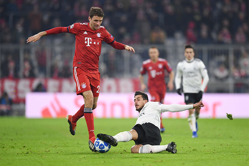 Benfica's Gabriel in action with Bayern Munich's Thomas Mueller. Photo: Reuters