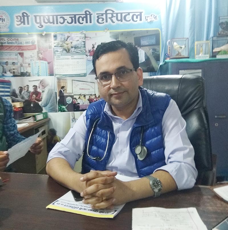 Senior physician Dr Bhojraj Adhikari responding to mediapersons, at Pushpanjali Hospital, in Chitwan, on Wednesday, November 14, 2018. Photo: Tilak Ram Rimal/THT
