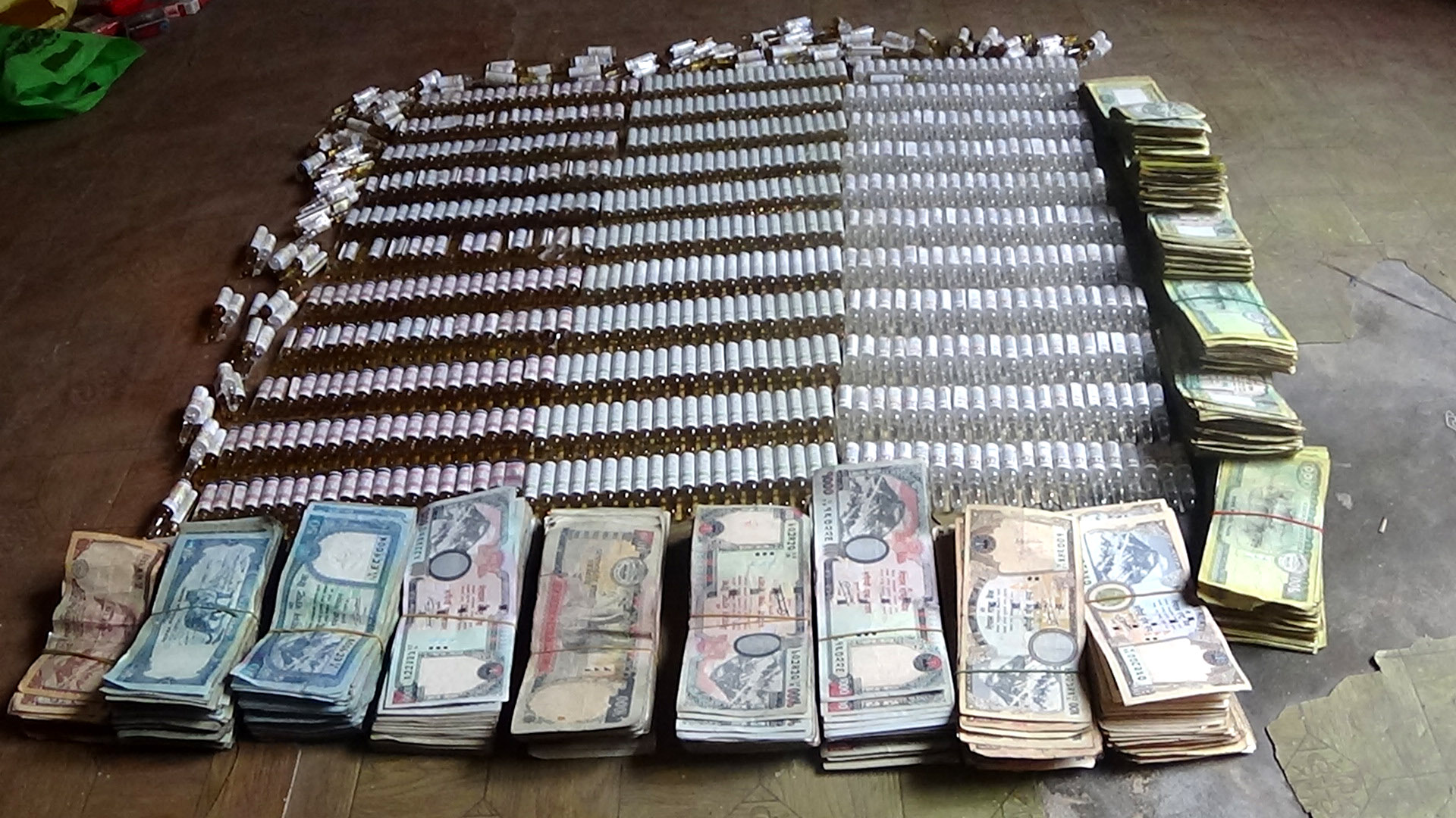 Chitwan police make public illegal drugs and drug money recovered from the arrestees' possession on Sunday, November 25, 2018. Photo: DPO, Chitwan