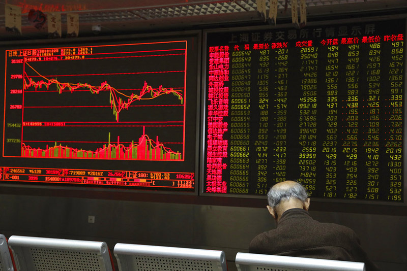A Chinese man naps at a brokerage in Beijing, China, on Tuesday, December 25, 2018. Japanese stocks plunged Tuesday and other Asian markets declined following heavy Wall Street losses triggered by President Donald Trump's attack on the US central bank. Photo: AP