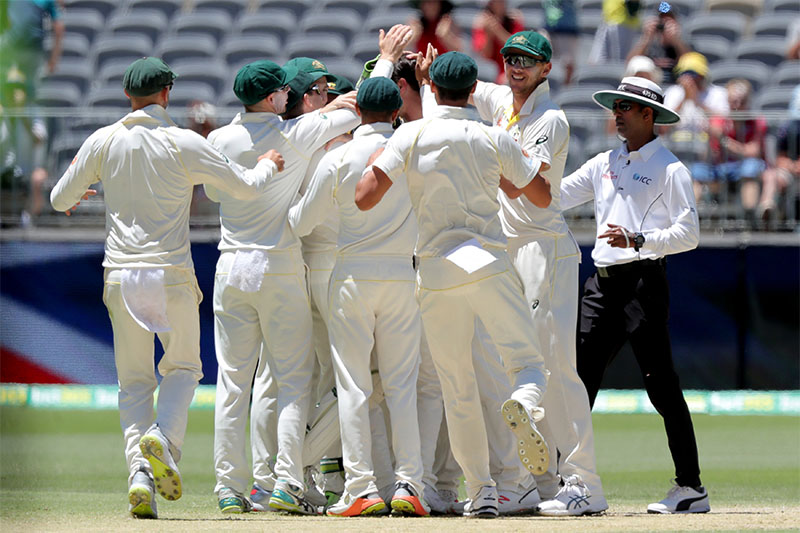 Australia's players celebrate after they defeated India on day five of the second test match between Australia and India at Perth Stadium in Perth, Australia, December 18, 2018. Photo: Reuters
