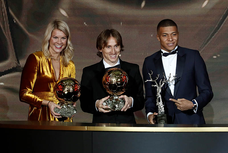 Real Madrid's Luka Modric, Olympique Lyonnais' Ada Hegerberg and Paris St Germain's Kylian Mbappe pose with their awards during the 63rd Ballon d'Or, at The Grand Palais,  in Paris, France, on December 3, 2018. Photo: Reuters