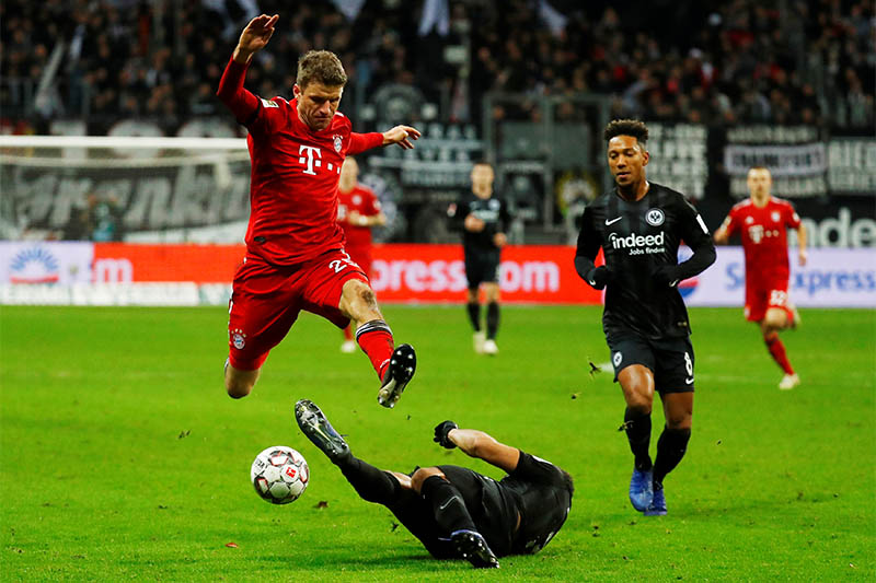 Bayern Munich's Thomas Mueller in action with Eintracht Frankfurt's Simon Falette. Photo: Reuters
