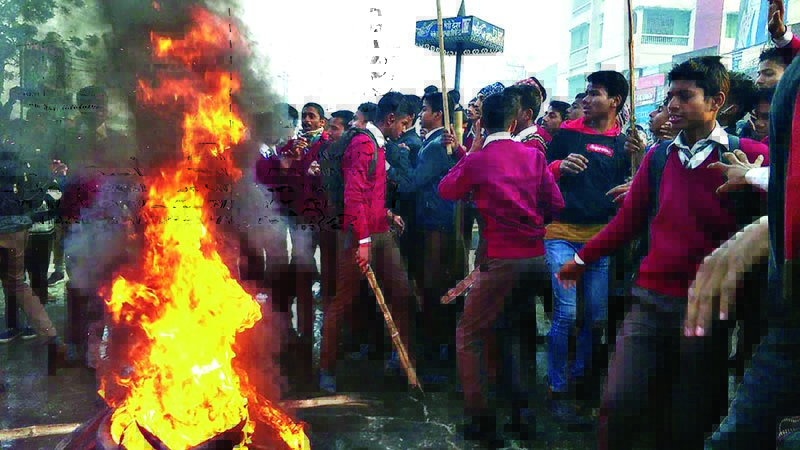 Students demonstrating against the transfer of head teachers of community schools, in Ghantaghar, Birgunj, on Monday, December 24, 2018. Photo: THT