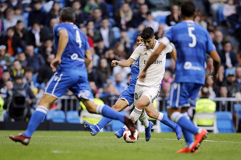 Real Madrid's Marco Asensio prepares to shoot to score the opening goal during a round of 32, 2nd leg, Spanish Copa del Rey soccer match between Real Madrid and Melilla at the Santiago Bernabeu stadium in Madrid, Spain, Thursday, Dec. 6, 2018. Photo: AP