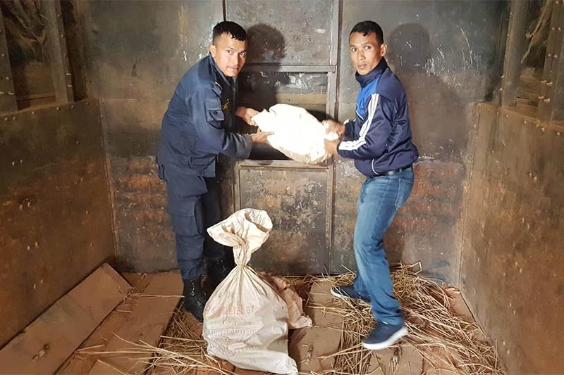 Police personnel display the sacks of hashish hidden inside the false bottom of the cabin in the truck that was impounded at Belwar along Parwanipur-Milanchok road section, in Parsa, on Monday, December 31, 2018. Photo: Ram Sarraf/THT