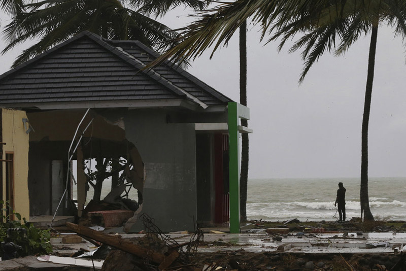 A man stands near the sea in Carita, Indonesia, on Wednesday, December 26, 2018. Indonesian authorities asked people to avoid the coast in areas where a tsunami killed hundreds of people last weekend, in a fresh warning issued on the anniversary of the catastrophic 2004 Asian earthquake and tsunami. Photo: AP