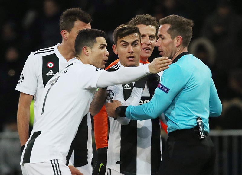 Juventus' Cristiano Ronaldo remonstrates with referee Tobias Stieler after a goal scored by Paulo Dybala is disallowed due to offside during the Champions League Group Stage match of Group H between BSC Young Boys and Juventus, at Stade de Suisse, in Bern, Switzerland, on December 12, 2018. Photo: Reuters
