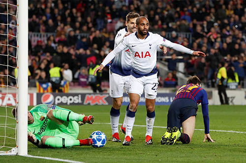 Tottenham's Lucas Moura celebrates with Fernando Llorente after scoring their first goal. Photo: Reuters