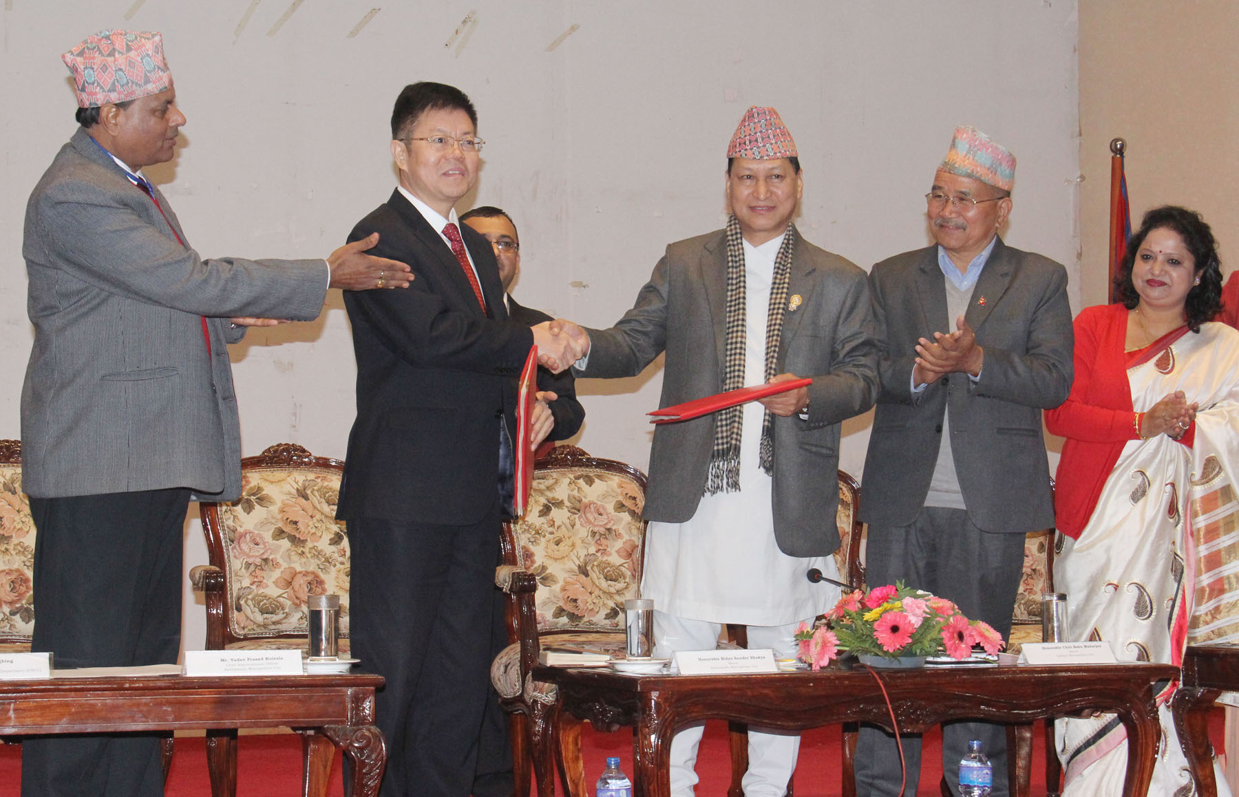 City Mayor Bidya Sundar Shakya and Zheu Wing, Chief of the Overseas Business Management Department of China Railway's 25th Bureau Group Co, at the DPR agreement signing ceremony, in Kathmandu, on December 19, 2018. Photo: RSS