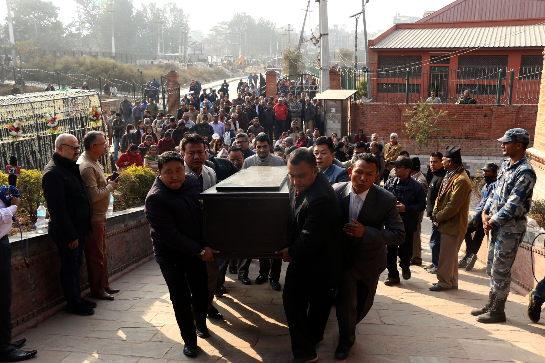 Deceased body of former Prime Minister Tulsi Giri is hauled to Pqashupati Aryaghat for last rites on December 19, 2018. Photo:RSS