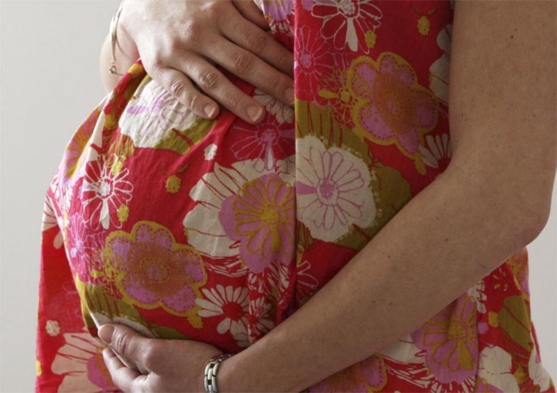 A woman holds her stomach at the last stages of her pregnancy in Bordeaux April 28, 2010. Photo: Reuters