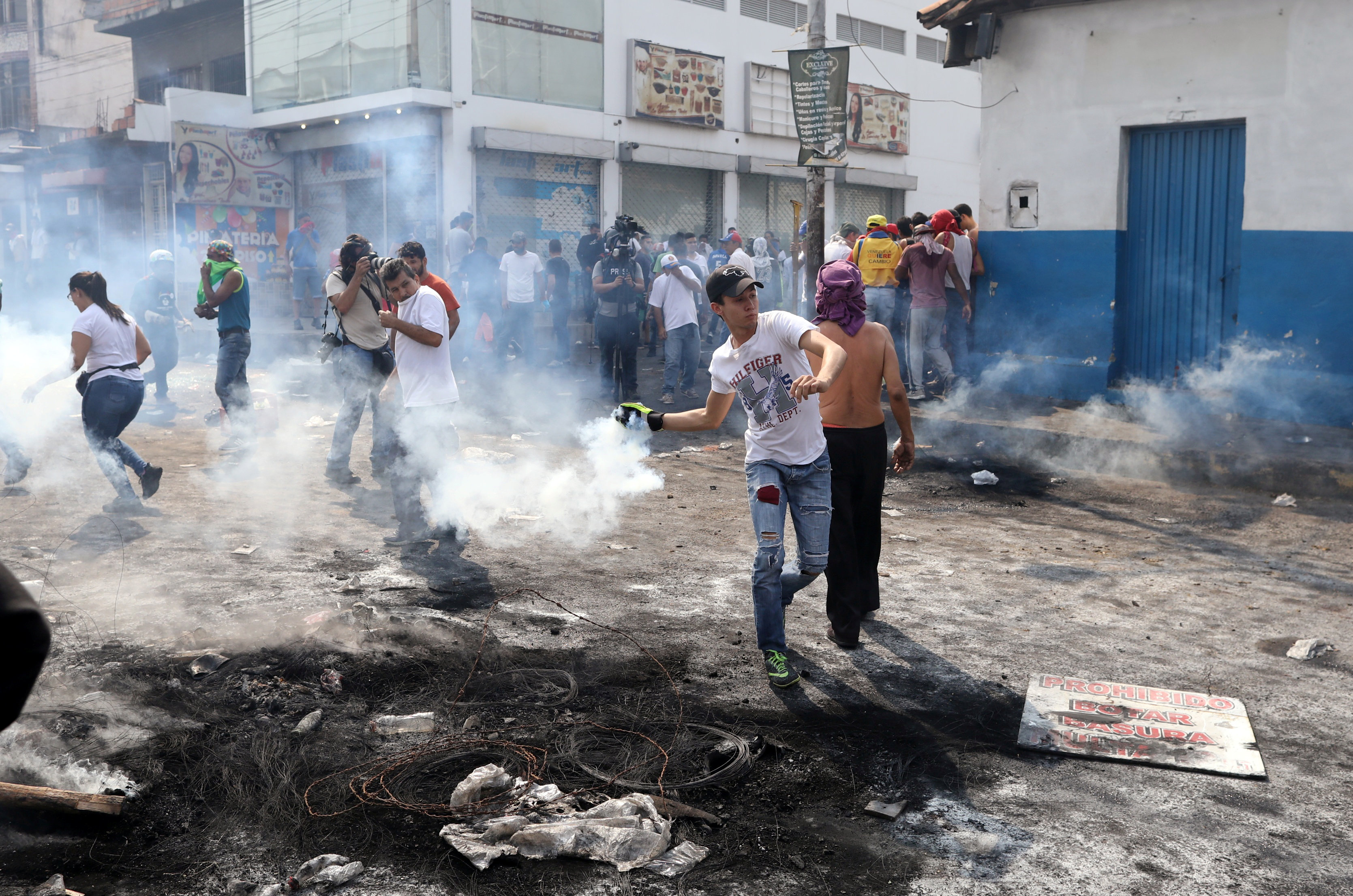 Demonstrators clash with security forces in Urena, Venezuela, February 23, 2019.  REUTERS