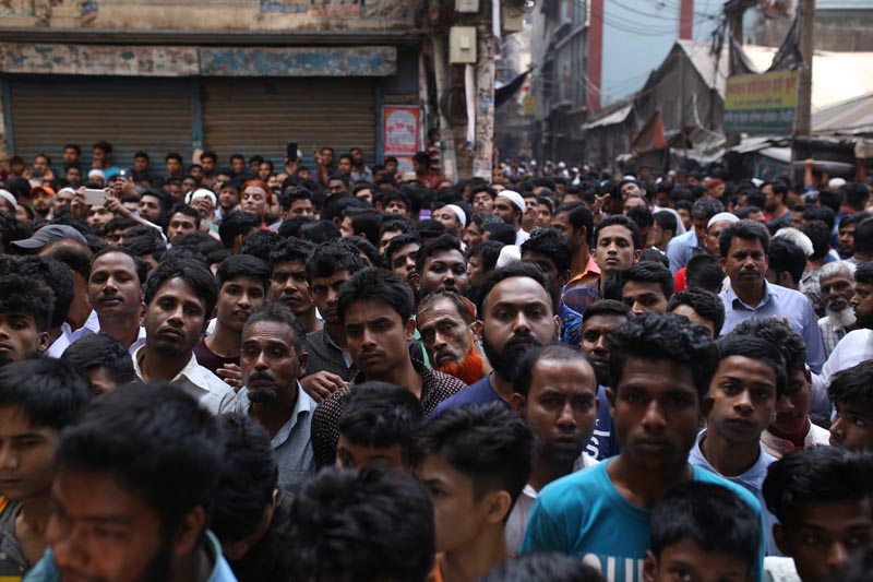 A crowd gathers at the site of a fire accident in Dhaka, Bangladesh, Thursday, February 21, 2019. Photo: AP