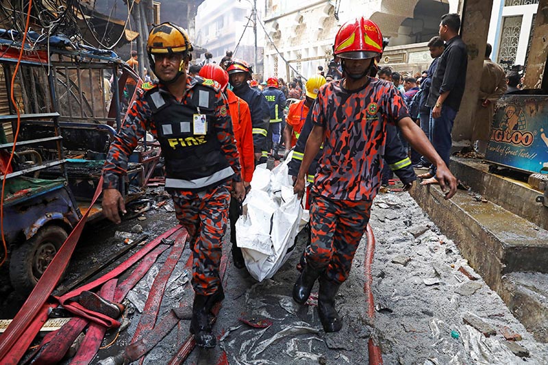 A dead body is carried out from a burnt warehouse in Dhaka, Bangladesh, on Thursday, February 21, 2019. Photo: Reuters