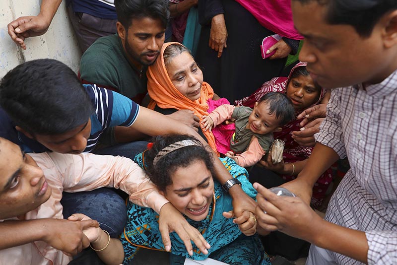 Relatives of victims of a fire incident mourn outside Dhaka Medical College Hospital in Dhaka, Bangladesh, on Wednesday, February 21, 2019. Photo: Reuters