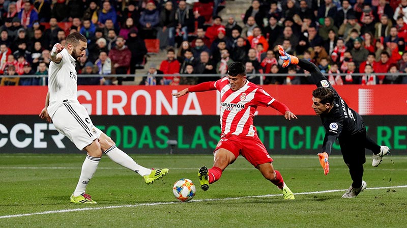 Girona's Pedro Porro and Gorka Iraizoz in action with Real Madrid's Karim Benzema during the Copa del Rey Quarter-Final match between Girona and Real Madrid, at Montilivi, in Girona, Spain, on January 31, 2019. Photo: Reuters
