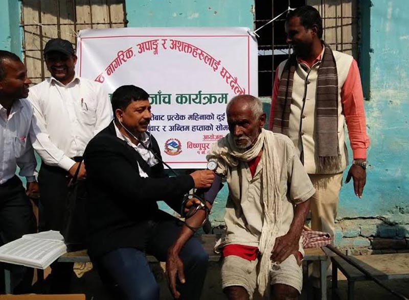 A health worker examining a patient during a mobile health camp organised in Bishnupur Rural Municipality, Siraha, on Wednesday, February 6, 2019. Photo: THT