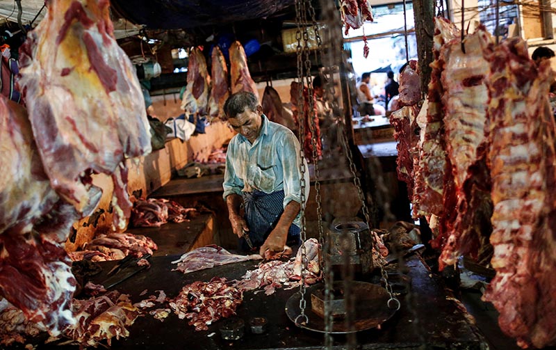 A butcher cuts up portions of beef for sale in an abattoir at a wholesale market in Mumbai, India May 11, 2014. Photo: Reuters