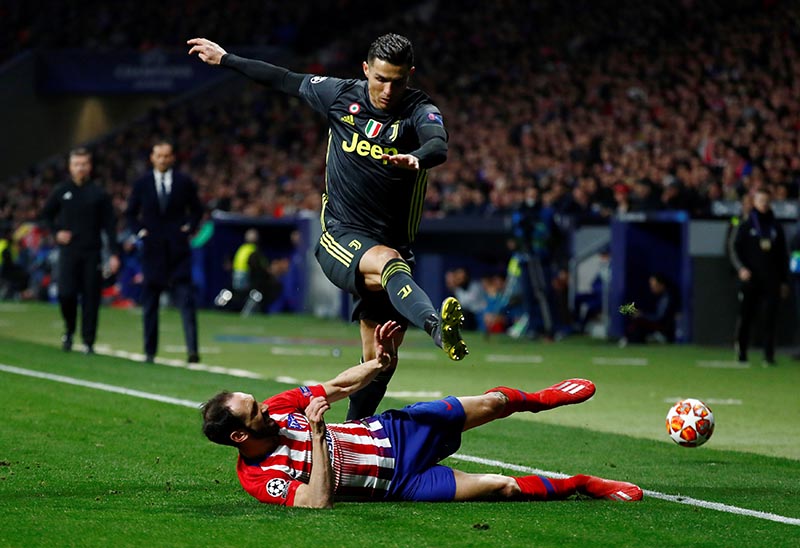 Juventus' Cristiano Ronaldo in action with Atletico Madrid's Juanfran during the Champions League Round of 16 First Leg match between Atletico Madrid and Juventus, at Wanda Metropolitano, in Madrid, Spain, on February 20, 2019. Photo: Reuters