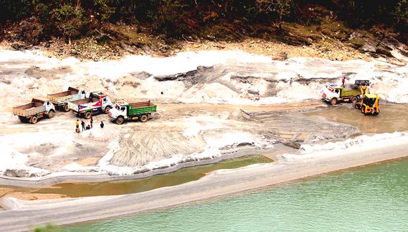 Tippers stationed on the banks of Kaligandaki for loading sand and stones, in Tanahun, on Wednesday, February 20, 2019. Photo: THT