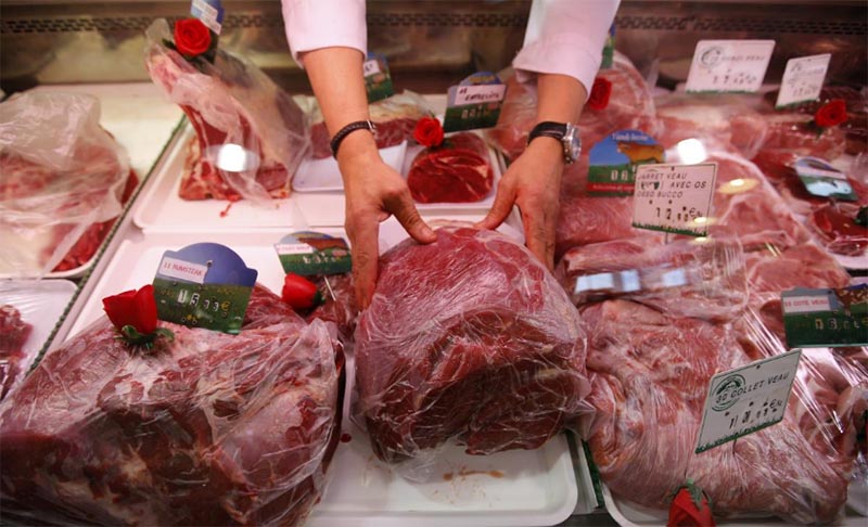 A butcher arranges pieces of meat at his shop in Marseille, France, October 27, 2015. Photo: Reuters/ File