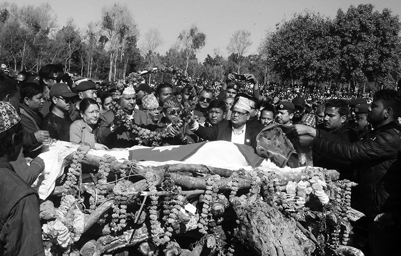Political party leaders and locals paying final tributes to Province 5 lawmaker Uttam Kumar Oli, in Dang, on Saturday. Photo: THT