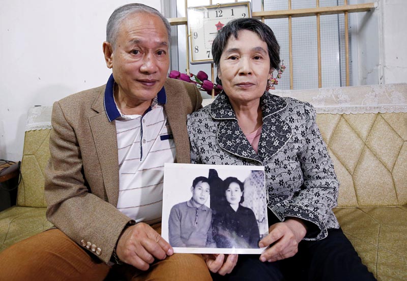Former Vietnamese chemical student Pham Ngoc Canh who studied in North Korea and his North Korean wife Ri Yong Hui hold their first photo together which was taken in Spring 1971, at their house in Hanoi, Vietnam February 12, 2019. Picture taken February 12, 2019. Photo: Reuters