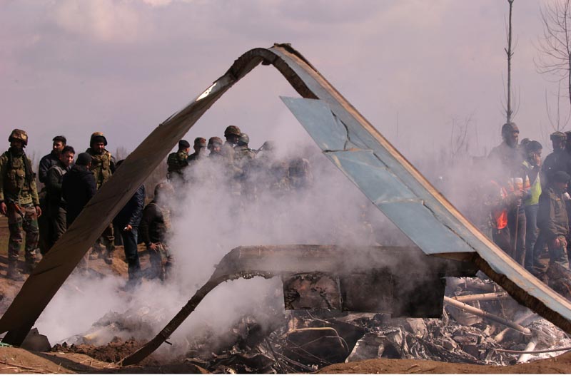 Indian soldiers stand next to the wreckage of Indian Air Force's helicopter after it crashed in Budgam district in Kashmir February 27, 2019.Photo: Reuters