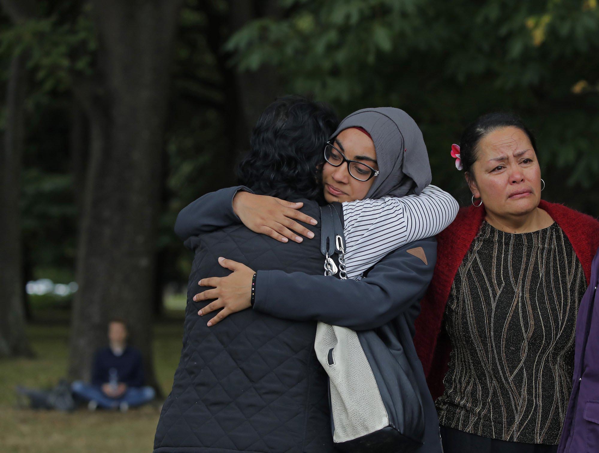 Mourners hug after paying their respects to the victims near the Masjid Al Noor mosque in Christchurch, New Zealand, Monday, March 18, 2019. Photo: AP