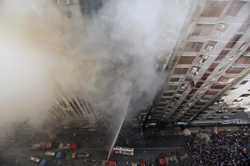Firefighters work to douse a fire in a multi-storied office building in Dhaka, Bangladesh, Thursday, March 28, 2019.Photo: AP