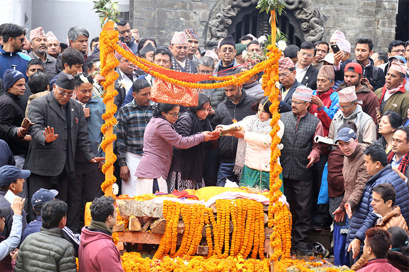 Daughters of late former DPM and  NCP (NCP) leader Bharat Mohan Adhikari preparing to lit their father's funeral pyre at Pashupati Aryaghat in Kathmandu, on Sunday, March 03, 2019. Photo: RSS