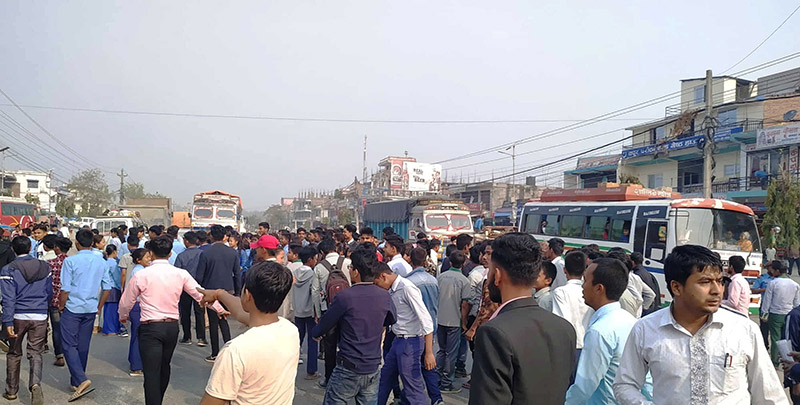 Students obstructing the East-West Highway in protest of Social Studies exam of SEE being cancelled, at Chandranigahapur, in Rautahat, on Friday, March 29, 2019. Photo: Prabhat Kumar Jha/THT