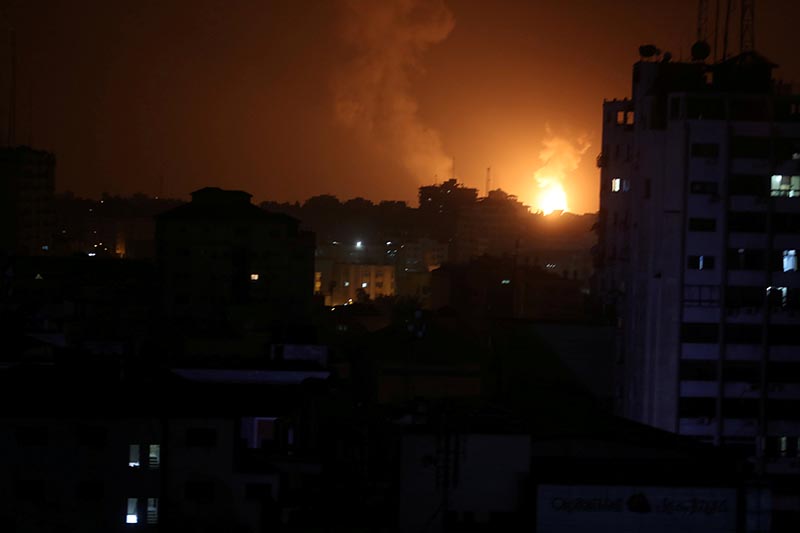 Smoke and flame are seen during an Israeli air strike in Gaza March 15, 2019. REUTERS/Mohammed Salem        TPX IMAGES OF THE DAY