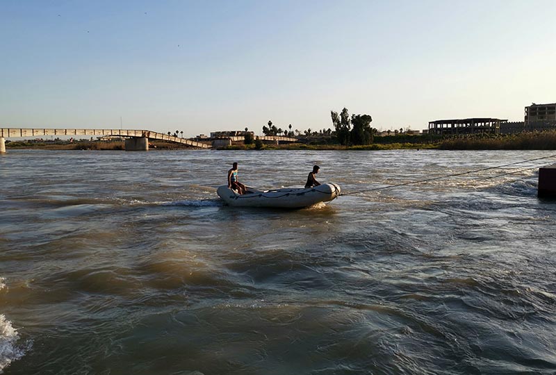 Iraqi rescuers search for survivors over the site where an overloaded ferry sank in the Tigris river near Mosul in Iraq, on Thursday, March 21, 2019. Photo: Reuters