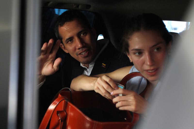 Venezuelan opposition leader Juan Guaido, who many nations have recognized as the country's rightful interim ruler, waves next to his wife Fabiana Rosales while leaving a hotel in Salinas, Ecuador March 3, 2019.Photo: Reuters