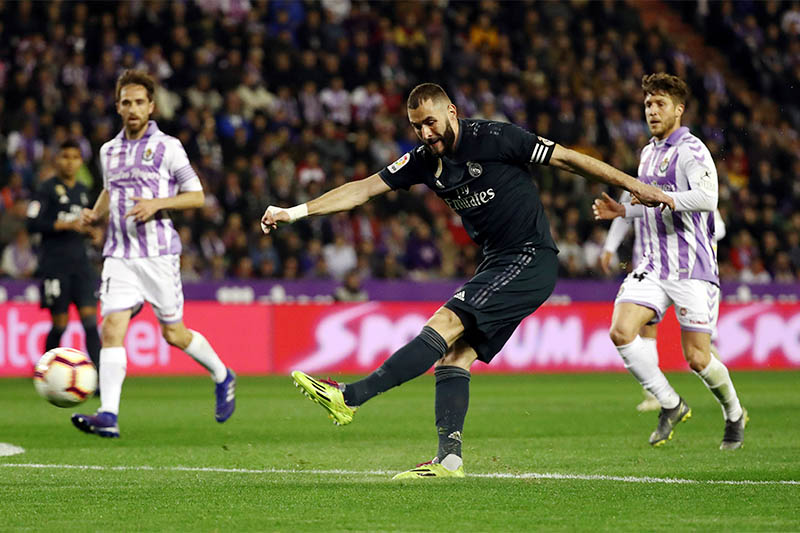Real Madrid's Karim Benzema shoots at goal. Photo: Reuters