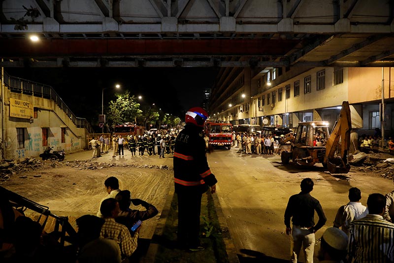Rescue members stand at the site of a footbridge collapse outside the Chhatrapati Shivaji Terminus railway station in Mumbai, India, March 14, 2019. Photo: Reuters