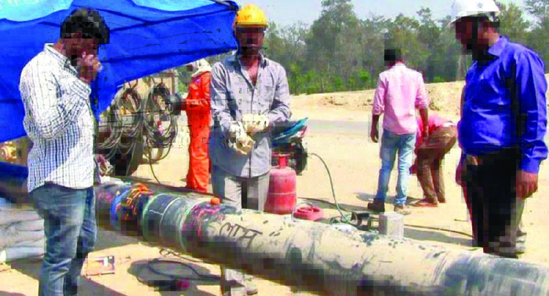 People  laying pipe for the under-construction petroleum pipeline project along Motihari-Amlekhgunj road section, in Bara, on Sunday, March 3, 2019. Photo: THT