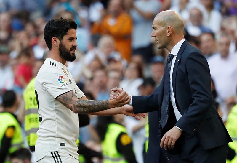 Real Madrid's Isco shakes hands with coach Zinedine Zidane during the La Liga Santander match between Real Madrid and Celta Vigo, at Santiago Bernabeu, in Madrid, Spain, at March 16, 2019. Photo: Reuters