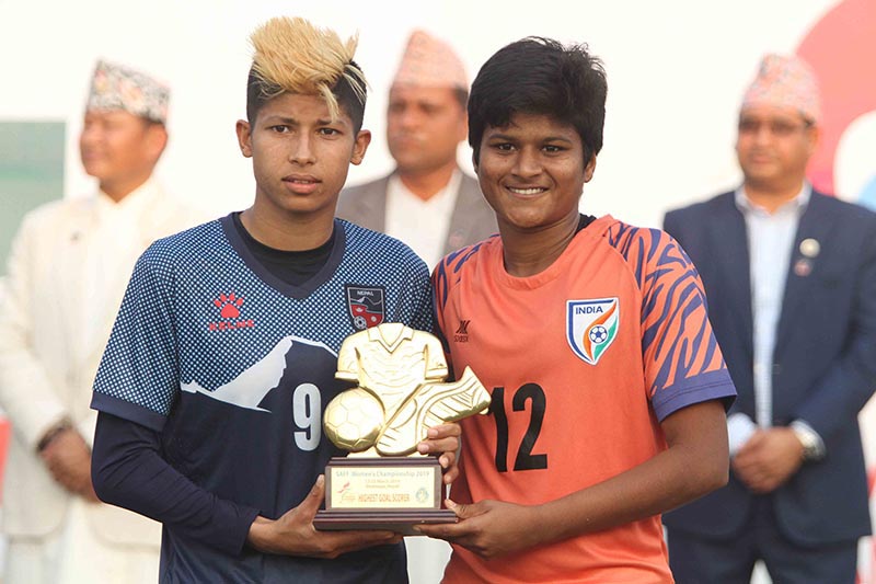 Nepal’s Sabitra Bhandari and India’s Indumathi Kathiresan (right) hold the highest score’s trophy, after the fifth SAFF Women’s Championship, in Biratnagar on Friday, March 22, 2019. Photo: Udipt Singh Chhetry/THT