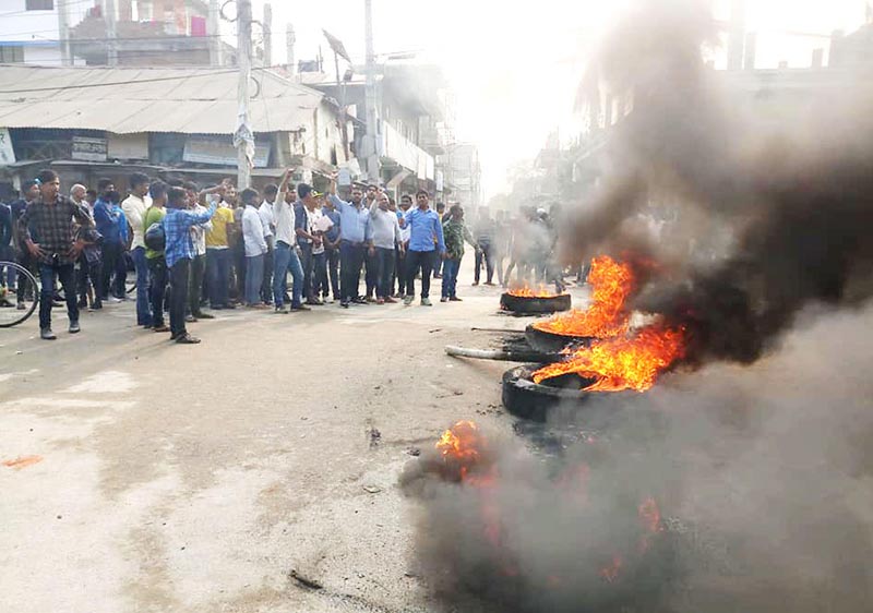 Students burning tyres as they protest against cancellation of the SEE in Rajbiraj, Saptari, on Saturday, March 30, 2019. Photo: THT